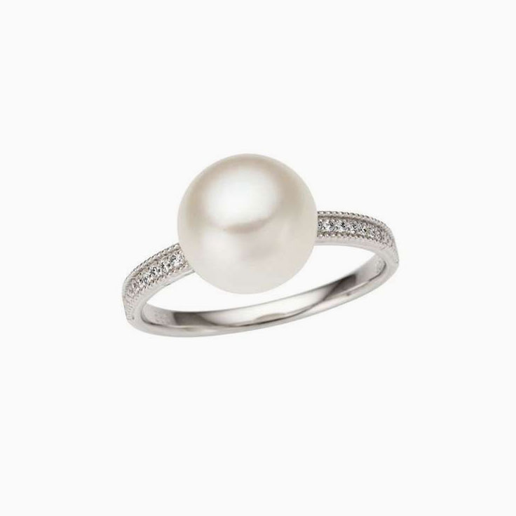 Classic ladies pearl ring