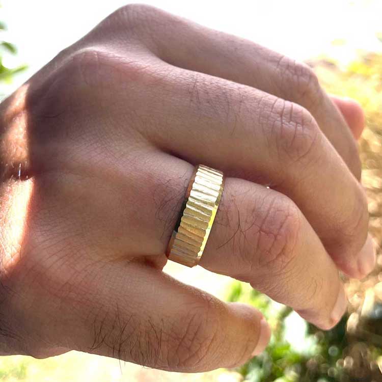Carved mens band 5064
